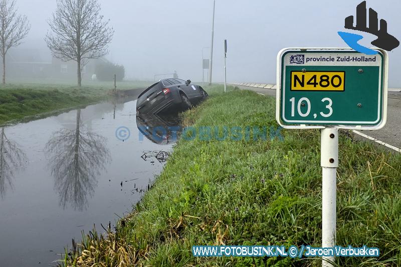 Auto te water op N480 bij Streefkerk