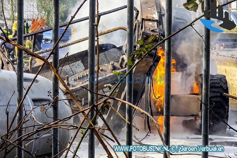 Hoogwerker volledig uitgebrand bij bedrijf in Hendrik-Ido-Ambacht