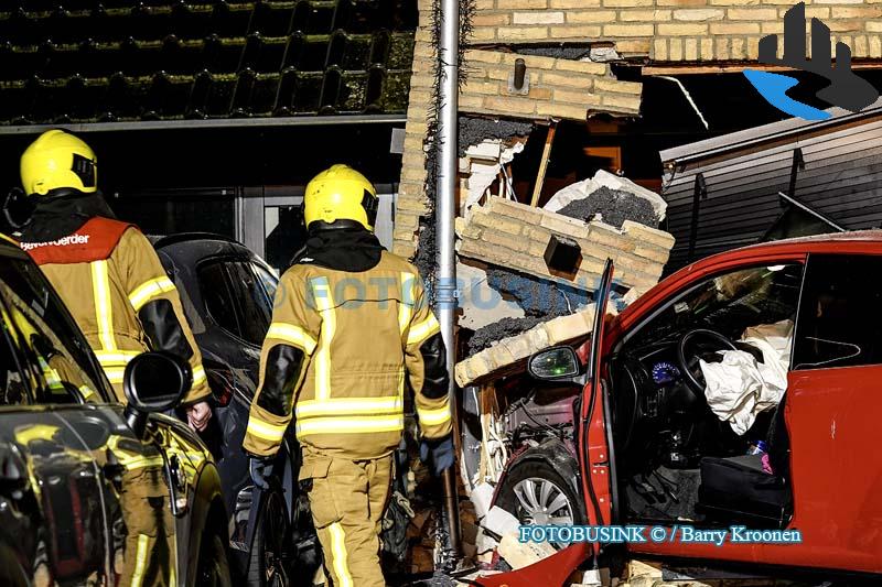 Video – Auto rijdt woning binnen aan de Laan van Nederhoven in Zwijndrecht