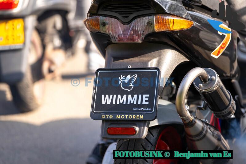 Motorrijders eren verongelukte Wimmie (22) met luid motorgeluid en oranje fakkels, familie en vrienden nemen afscheid