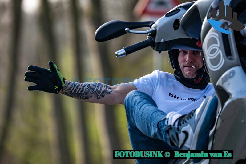 Scooters en motoren gaan los op industriegebied in Dordrecht na rouwstoet voor Wimmie (22)