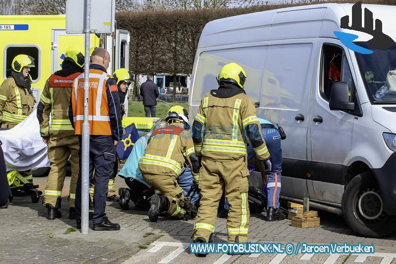 Fietser bekneld onder bestelbus na aanrijding op de Zuidkil in Papendrecht