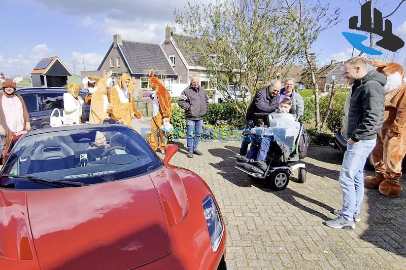 Paashazen op pad om kinderen te verrassen die ziek zijn of een beperking hebben