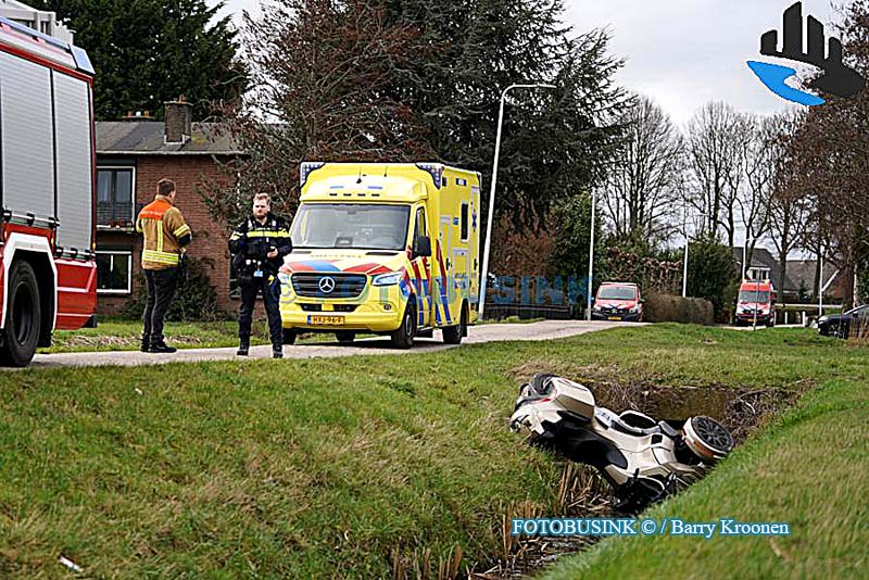Driewieler belandt in het water op de Melkweg in ’s-Gravendeel