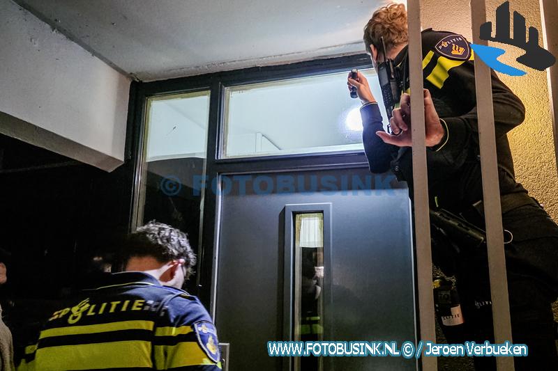 Deur opengebroken na flinke wateroverlast in flat aan de Blaauwweg in Dordrecht