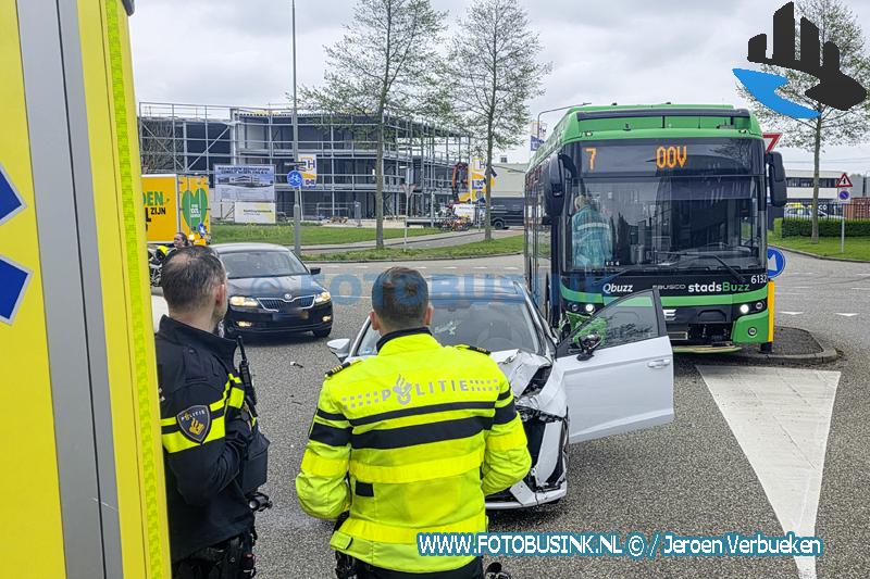 Passagier van bus naar ziekenhuis na ongeval op Aquamarijnweg in Dordrecht