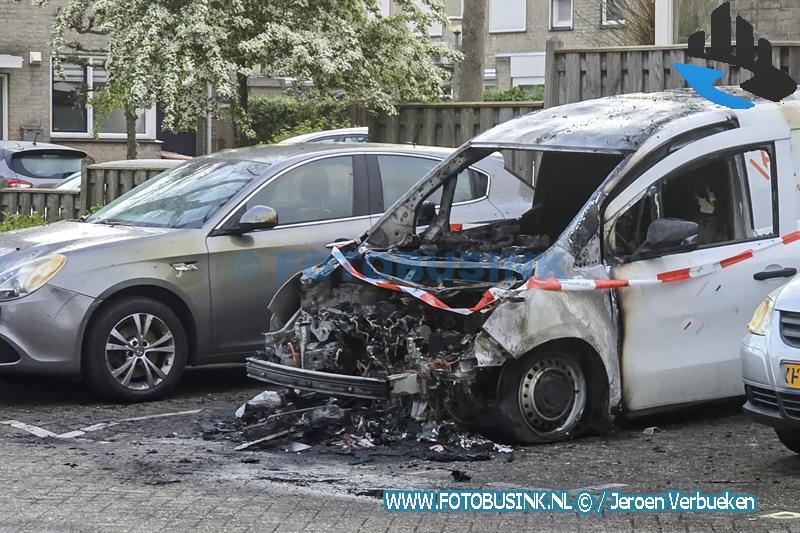 Bedrijfsbus verwoest door brand aan Bakema-erf in Dordrecht