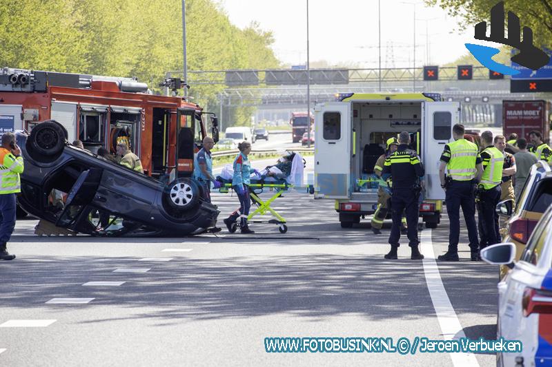 Auto op z’n kop na ongeval op A15 bij Alblasserdam