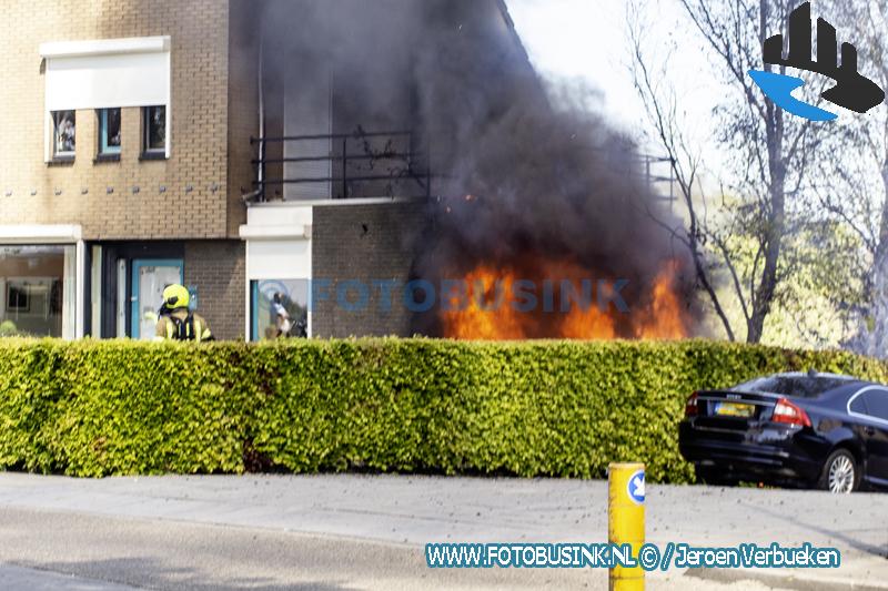 Uitslaande brand verwoest schuur aan Oost-Kinderdijk in Alblasserdam