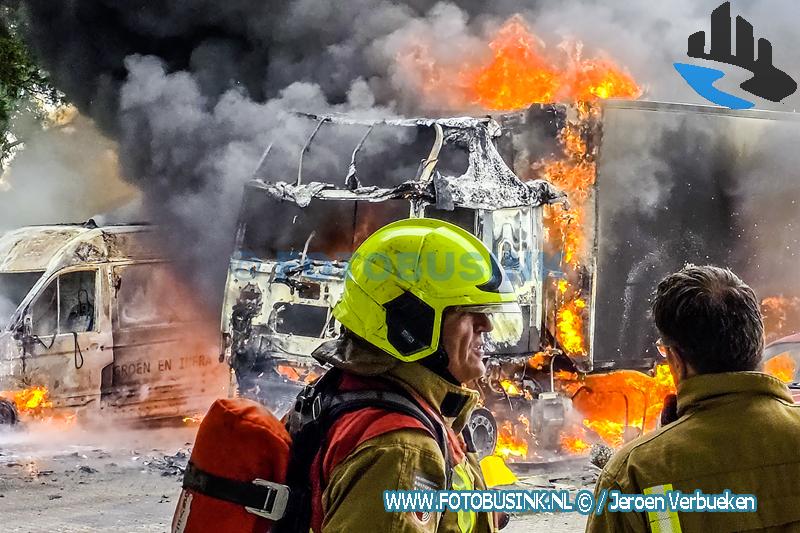 Vuurzee verwoest vrachtwagen en bestelbus op de A16 bij Hendrik-Ido-Ambacht
