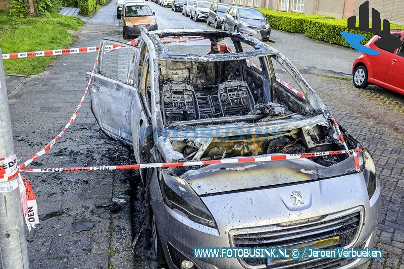 Auto verwoest door brand aan de Nolensweg in Dordrecht